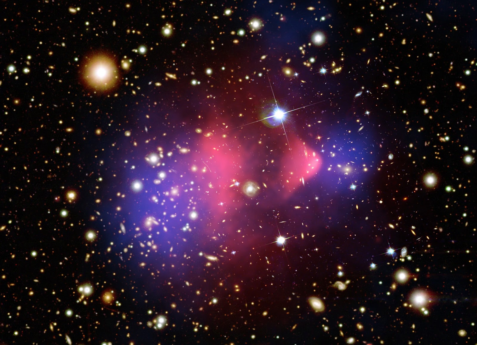 Imagen del cúmulo de la bala mostrando la distribución reconstruída de materia oscura